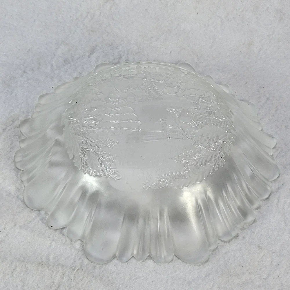 Mikasa Winter Dreams Frosted Glass Christmas Winter Scene Bowl Scalloped Edge